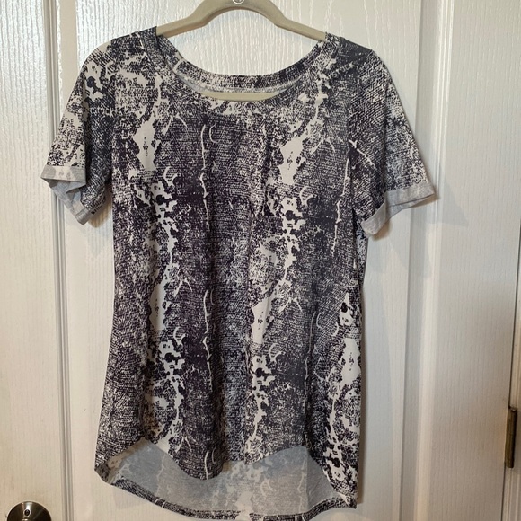 Tops - Amaryllis size S Snake skin short sleeve high low hem top